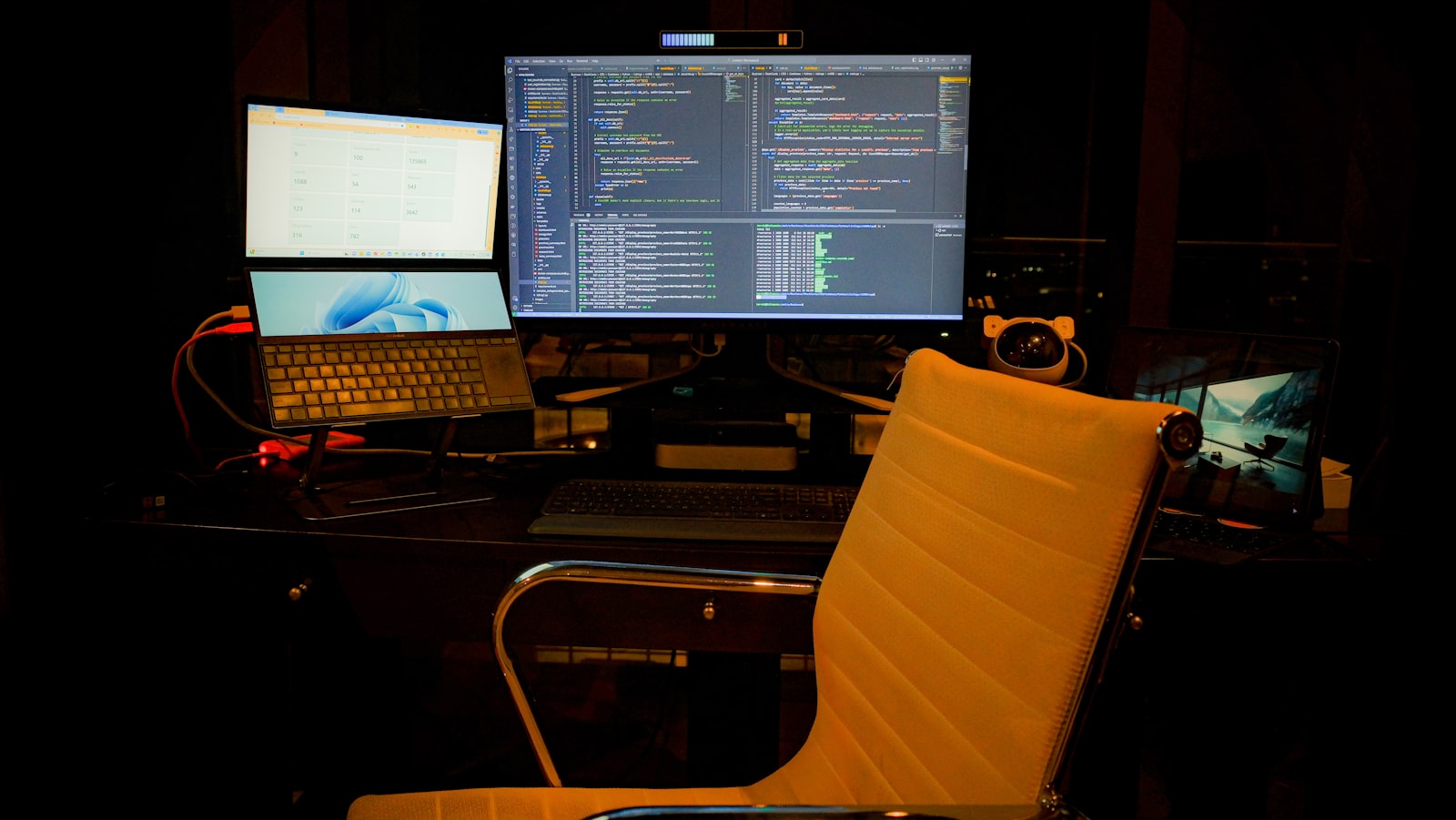 Multi-window seller desk with two monitors and a laptop for cross-referencing data